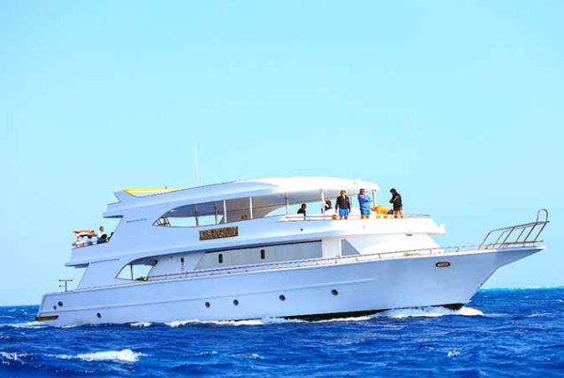 Hurghada: Orange Bay, White Island, Water Sports & Seafood Yacht Trip